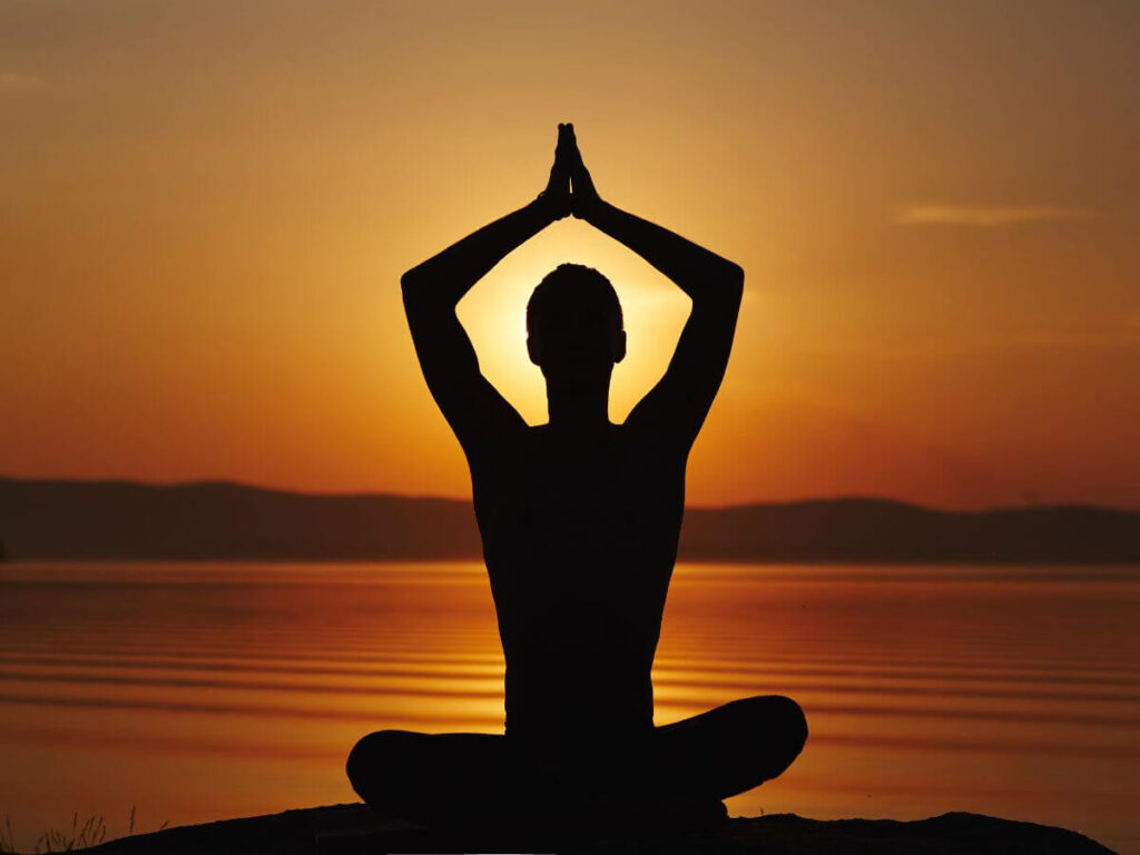 persona practicando yoga