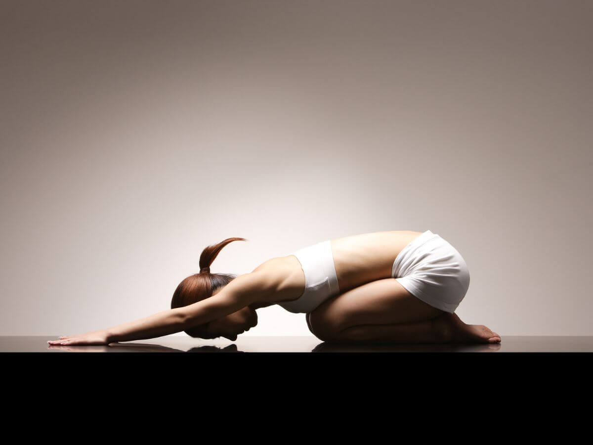 persona practicando yoga