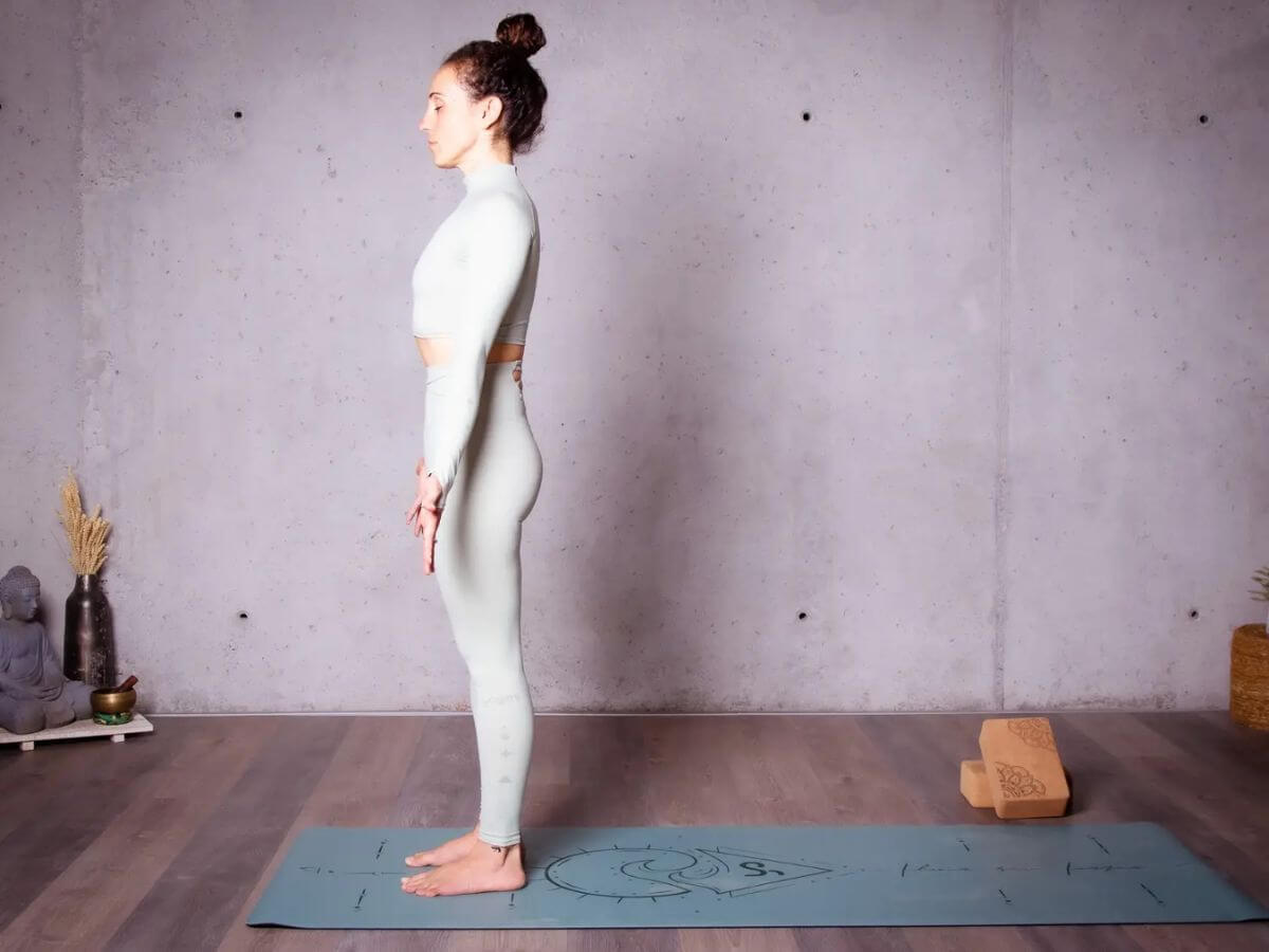 persona practicando yoga