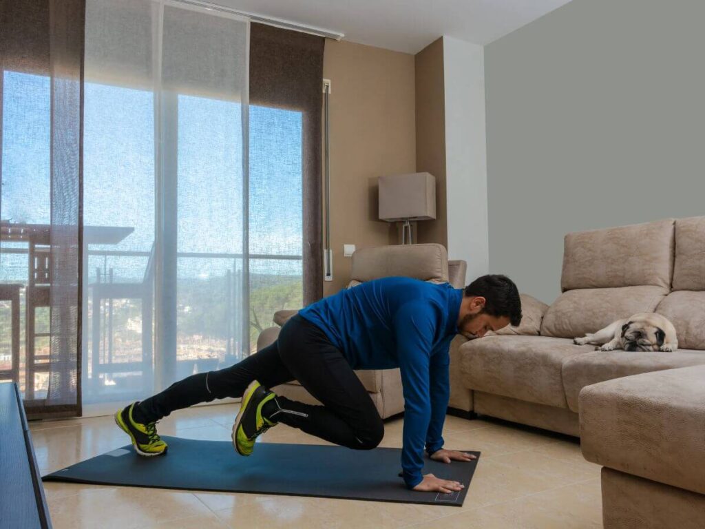 persona entrenando en sala