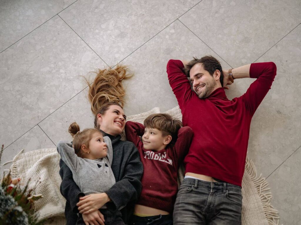 familia jugando en casa