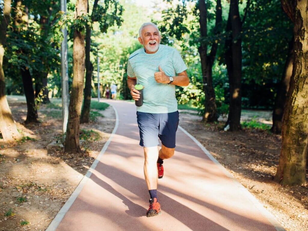persona haciendo ejercicio en parque