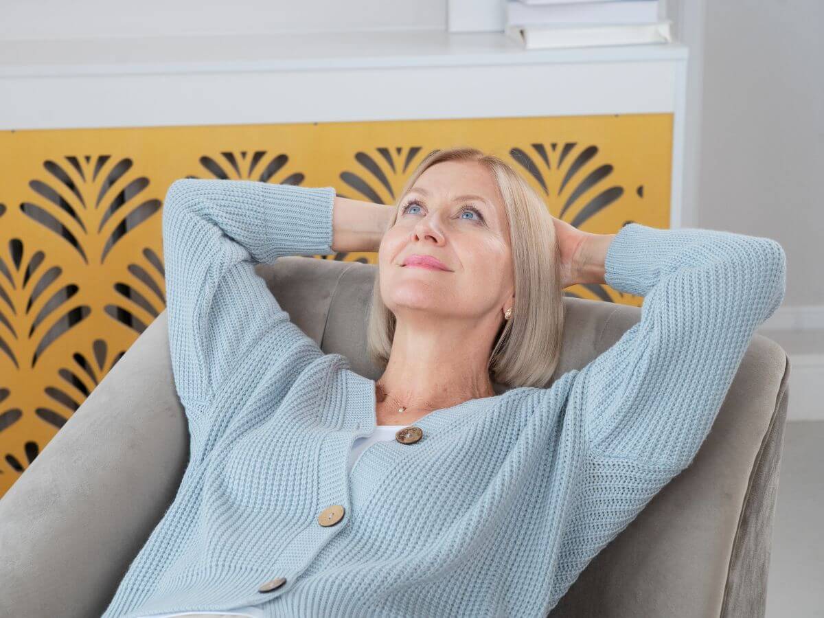 persona meditando en casa