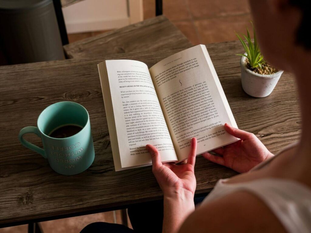 persona leyendo un libro en casa