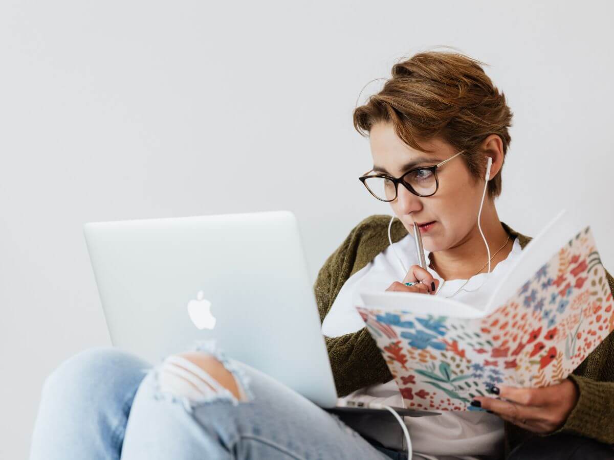 persona leyendo un libro en casa