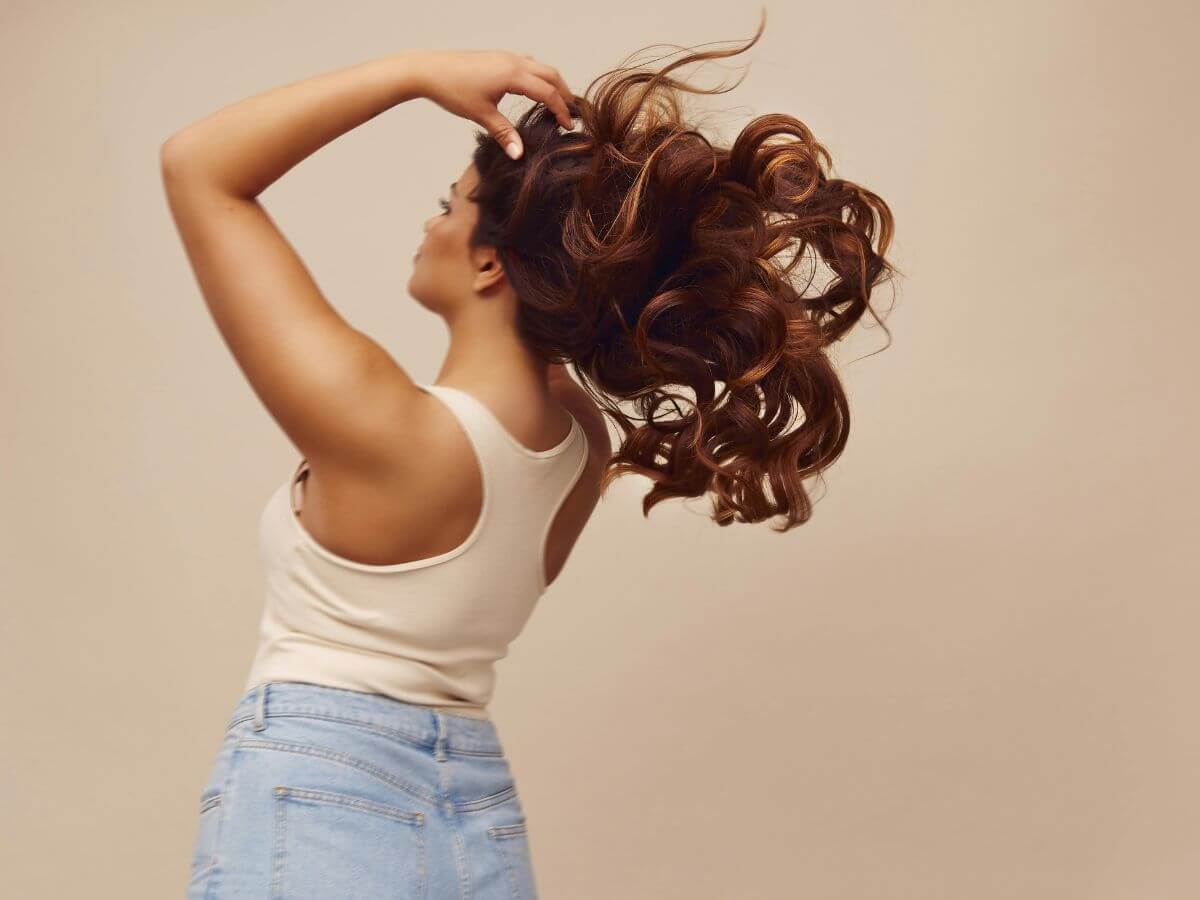 mujer cuidando su cabello