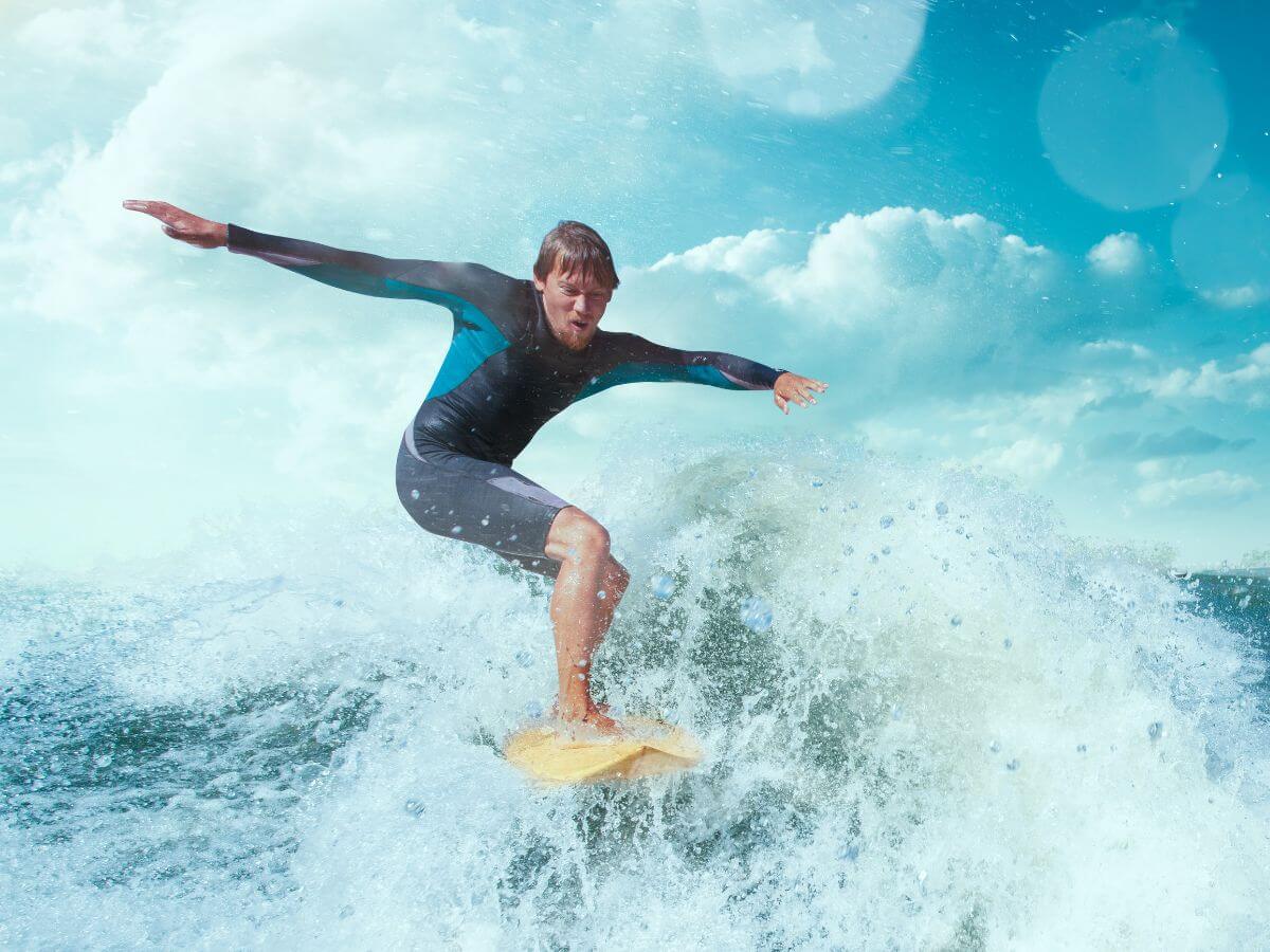 persona practicando deportes acuáticos