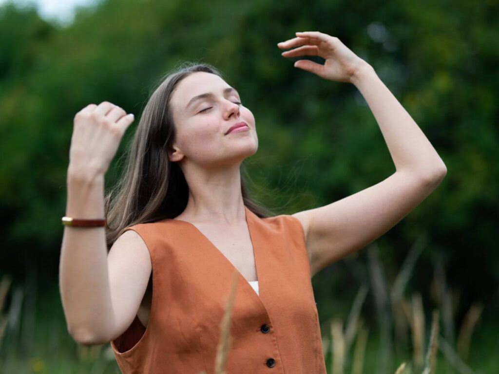 persona bebiendo agua y haciendo ejercicio