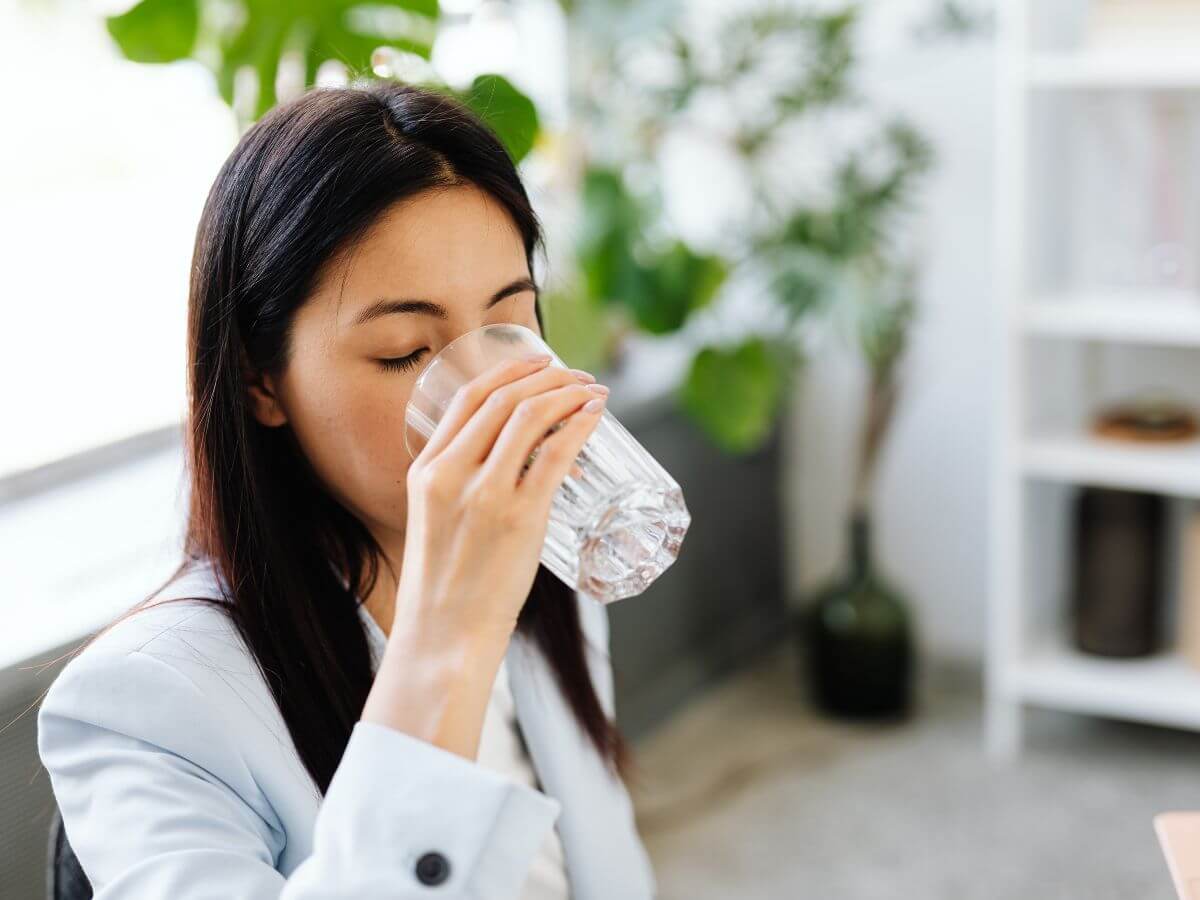 persona bebiendo agua y haciendo ejercicio