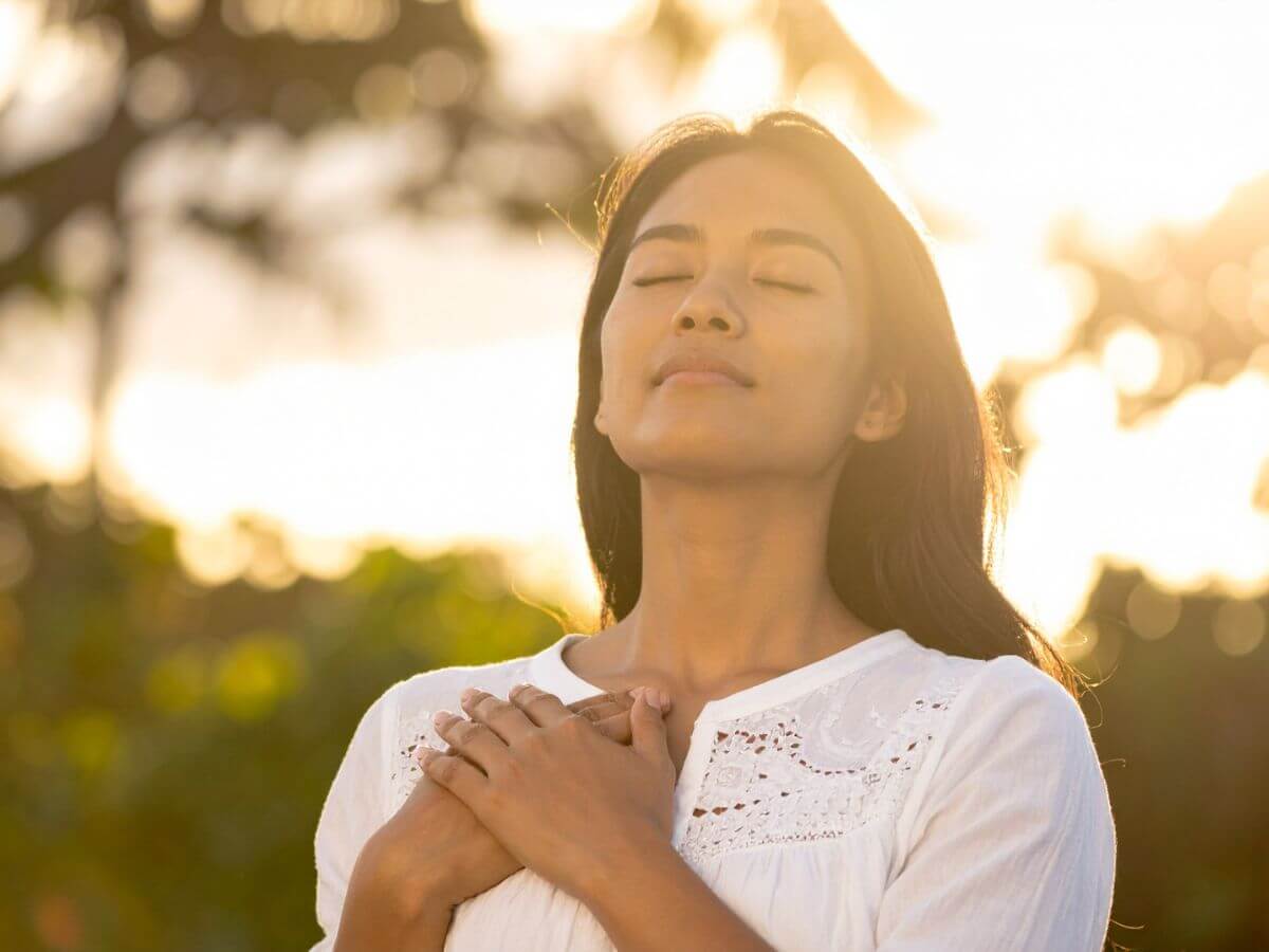 persona bebiendo agua y haciendo ejercicio