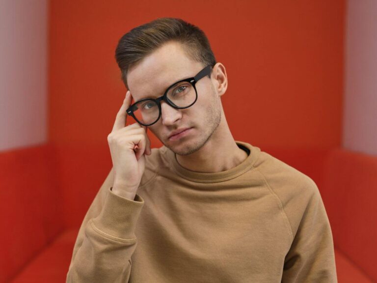 persona reflexionando sobre sus emociones