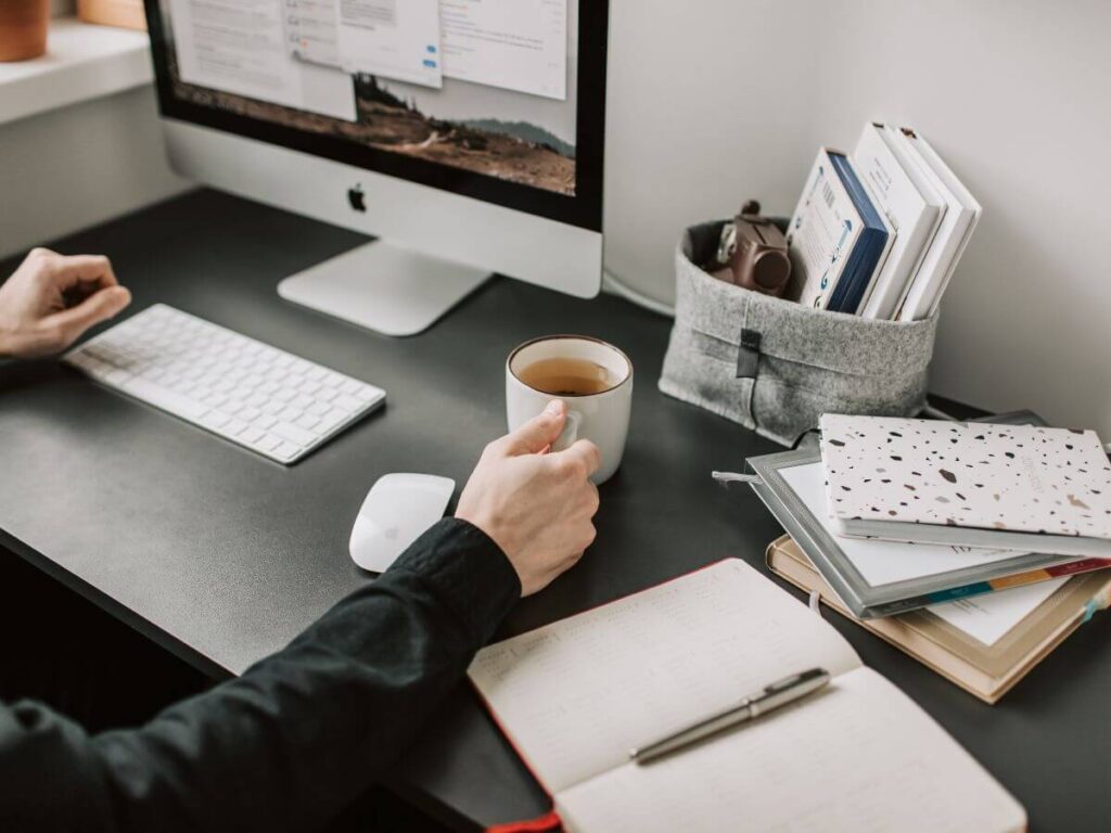 persona organizando tareas en agenda
