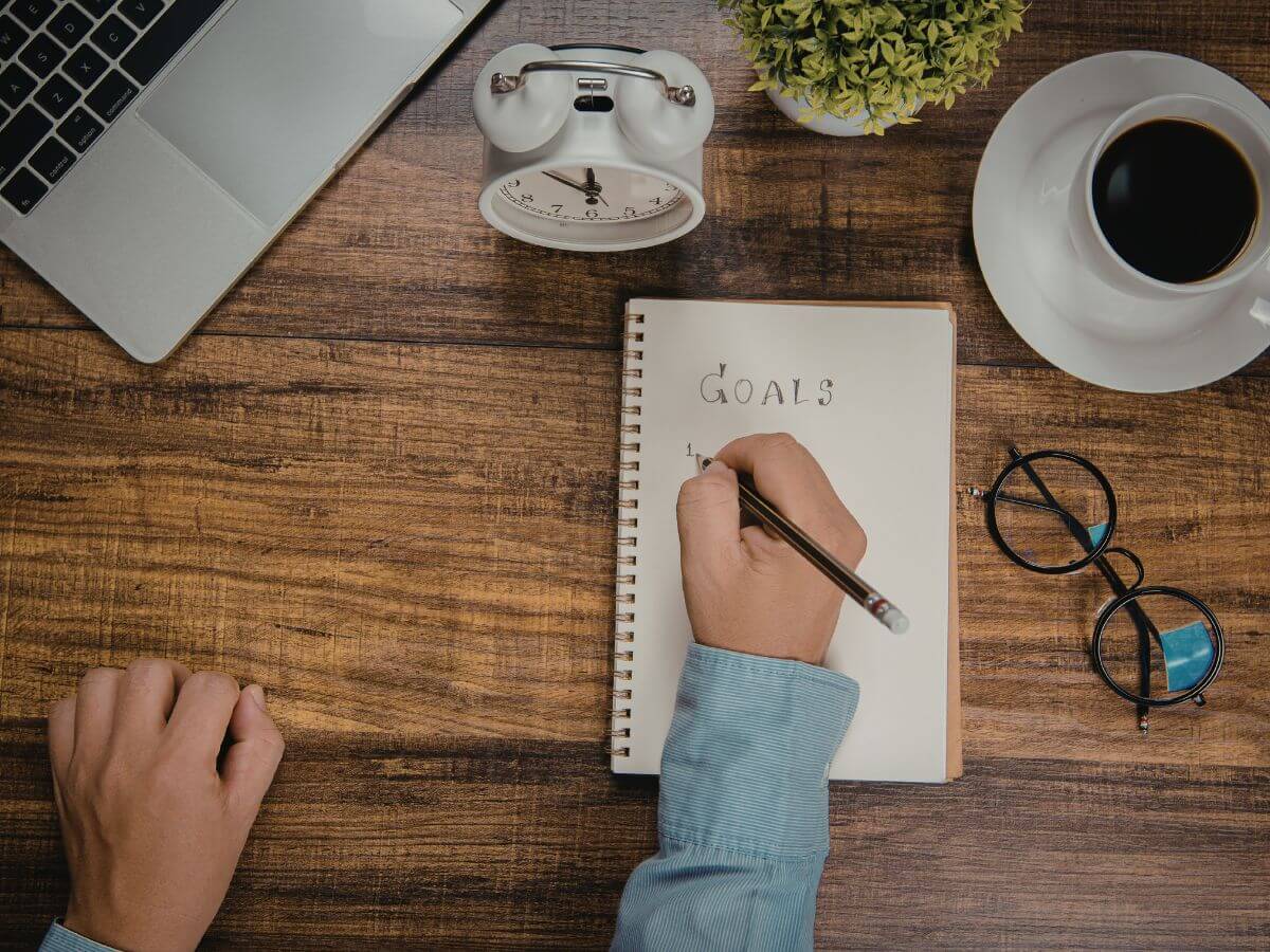 persona organizando tareas en agenda