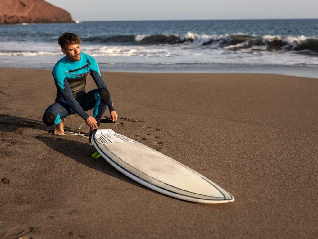 surfista en playa peruana