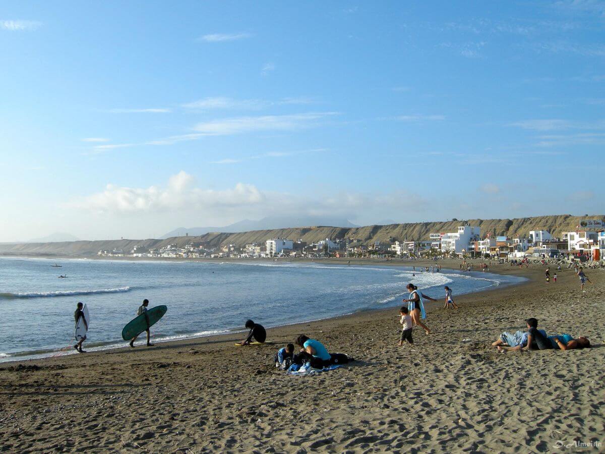 surfista en playa peruana