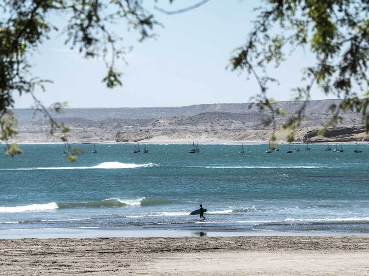 surfista en playa peruana