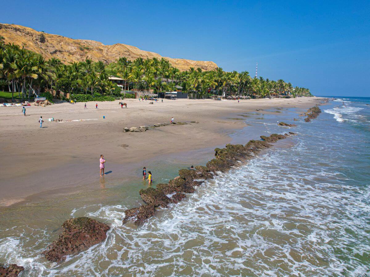 surfista en playa peruana