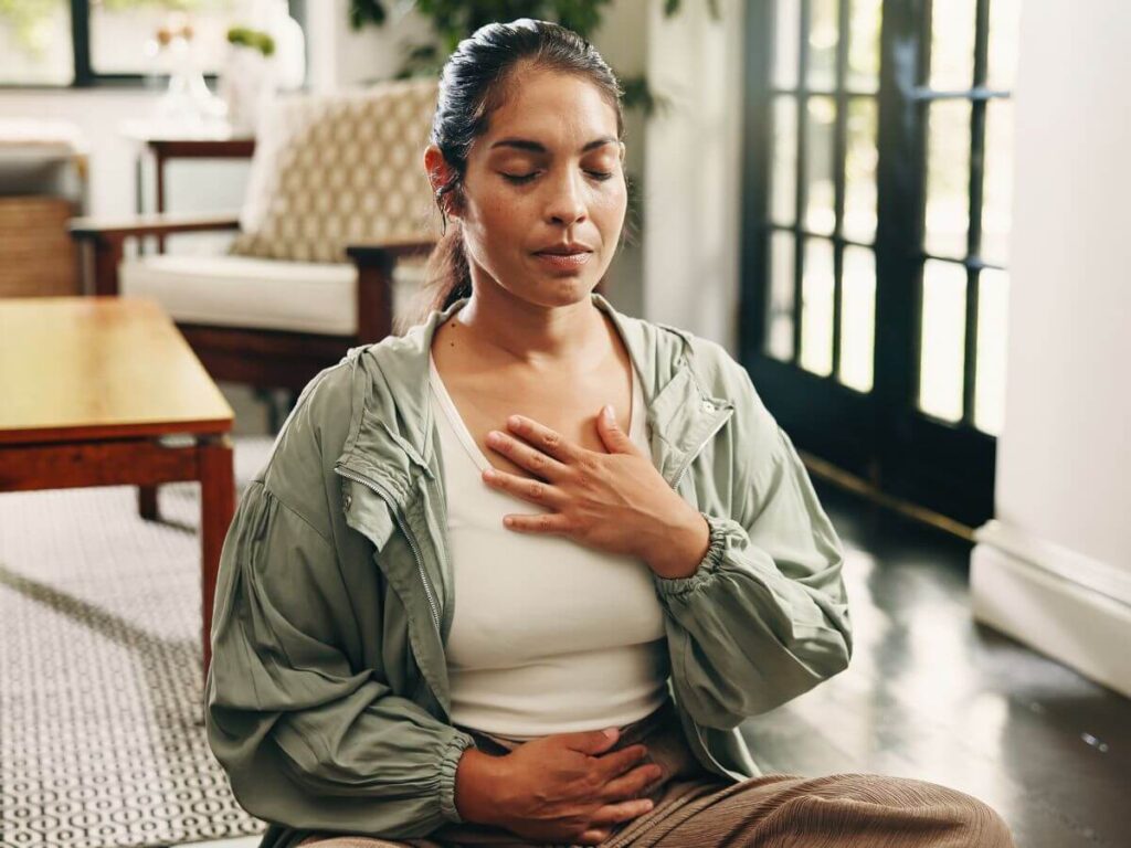 persona meditando o respirando profundamente