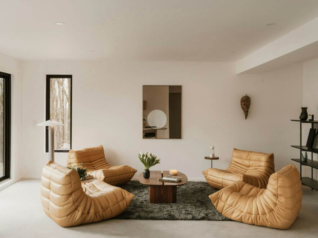 sala moderna con decoración minimalista